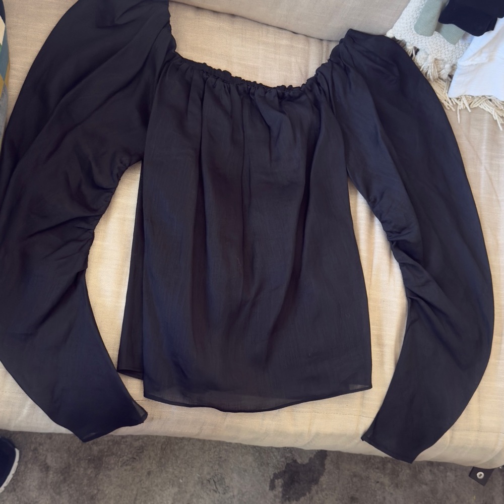 Frame Denim Off -the-Shoulder Billow Top in Deep Charcoal